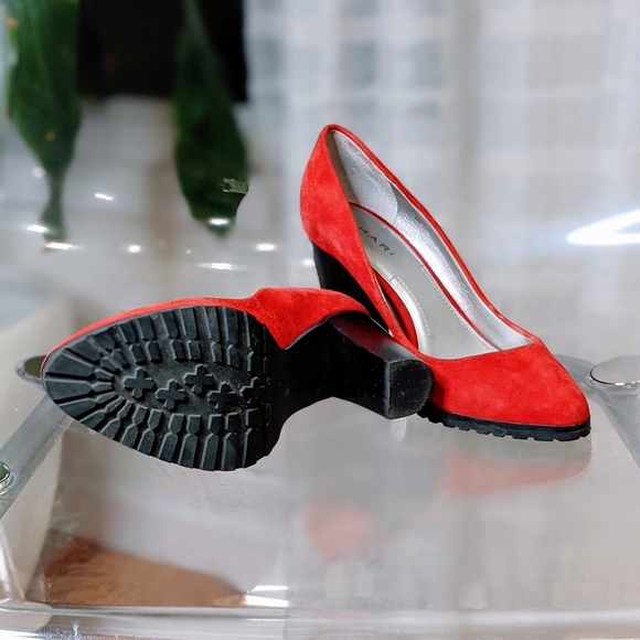 Tahari Red Pumps - Picture 2 of 5